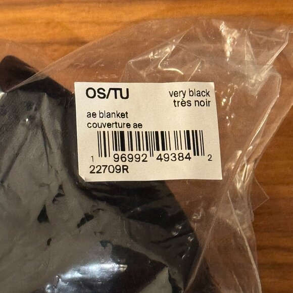 SPANX Air Essentials Travel Blanket in Black| 50” x 60” - Picture 2 of 4